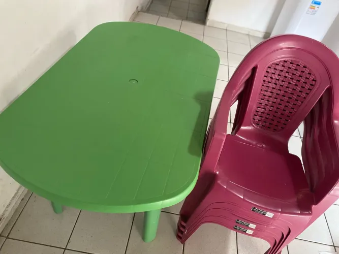 1 mesa com 4 cadeiras