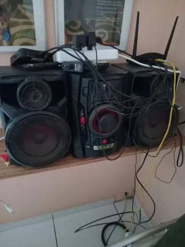 Som com entrada.USB, AM/FM o CD não ta lendo