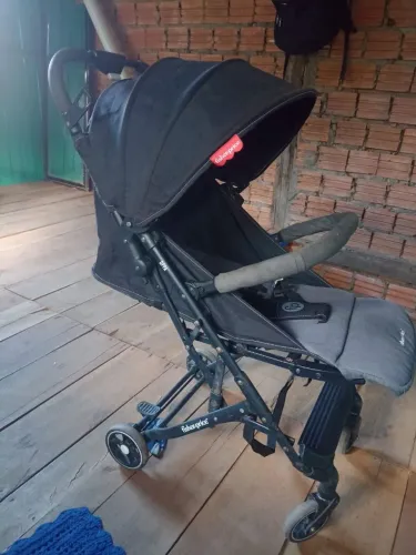 Vendo um carrinho para o seu bebê pouco usado