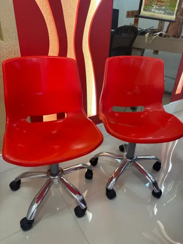 Conjunto com 2 Cadeiras vermelha em ótimo estado!