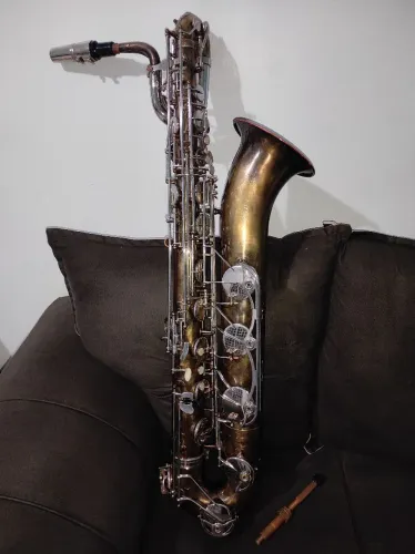 SAX BARÍTONO DOLPHIN CUSTOM - VINTAGE + CHAVES PRATEADAS COM LÁ GRAVE