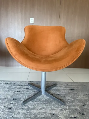 Par de Poltronas Giratórias Caramelo com Base em Aço