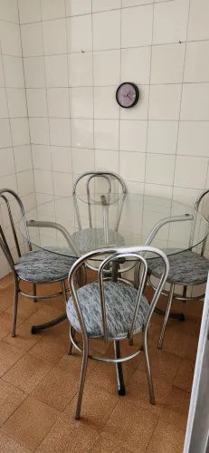 Mesa de vidro com 4 cadeiras em excelente estado de conservação 