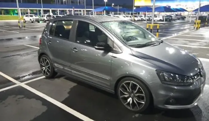 Rodas aro 17 com pneus 205/40 - nunca fez serviço