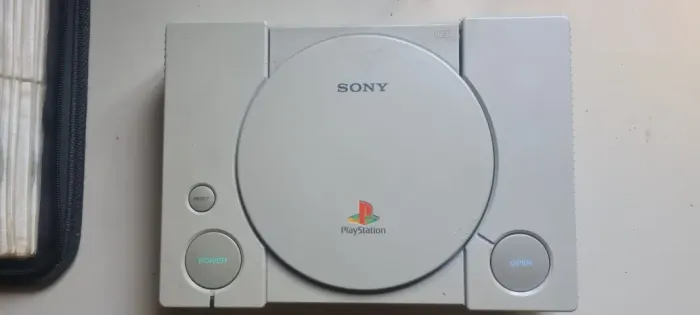 Playstation One + Controle e Cabos originais.