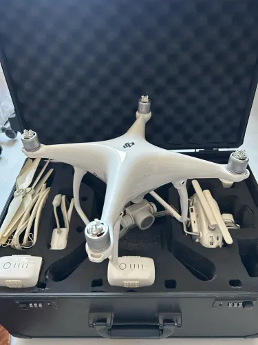 Drone DJI Phanton 4 com case de transporte