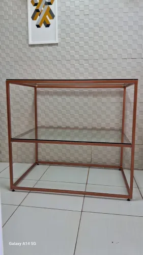 Mesa de apoio para loja em metalon com vidros altura 92 cm comprimento 1 m largura 70 cm