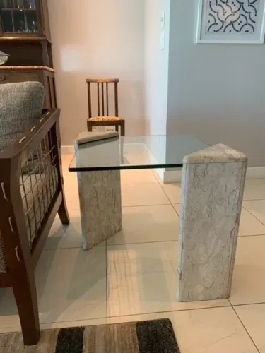 Mesa lateral de mármore