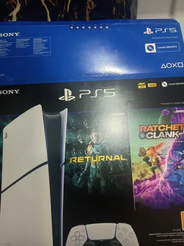 Vendo ps5 digital tem caixa e nota fiscal com 2 controles