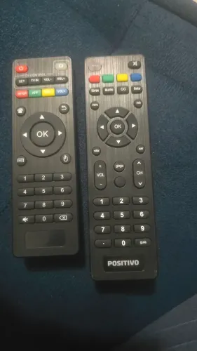 Controles remoto de tv box e conversor positivo.