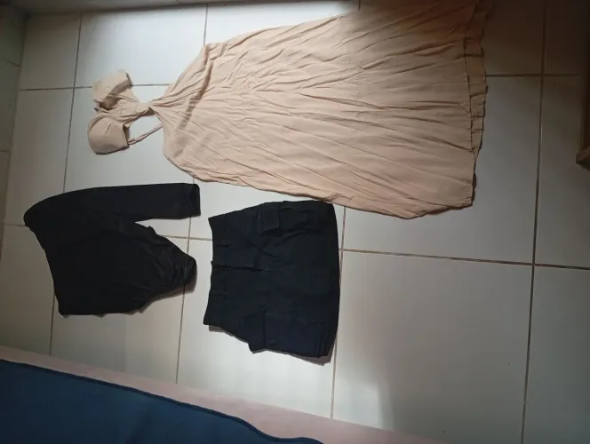 Vendo lote de roupas semi nova, nem todas as fotos deu no anúncio, só me chamar 