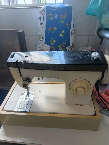 Máquina de costura Singer funcionado perfeitamente