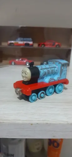 Miniatura Thomas & Friends Take-n-Play.<br>Personagem: Edward, a locomotiva azul número 2.