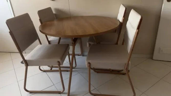 Mesa redonda de sala ou cozinha, com revestim ento de tecido e courino