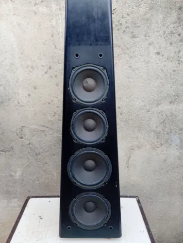 Subwoofer Memorex Triumph TS-5 com 4 auto falantes.