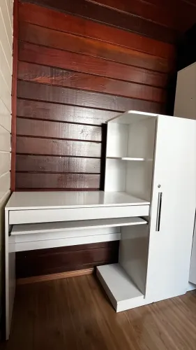 Escrivaninha com armário lateral