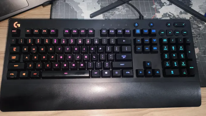 Teclado Logitech G213