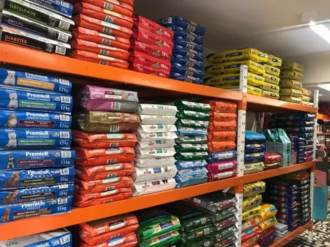 gôndolas pets shopping com porta palhete