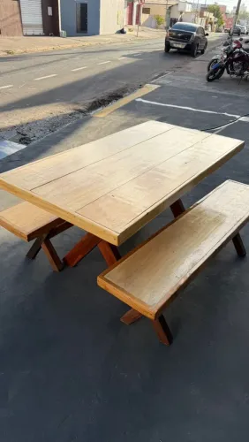 Mesa com dois bancos em madeira