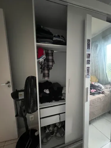 Doando guarda roupa