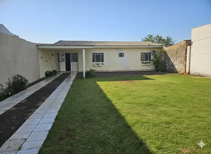 VENDO casa em lote gigante no bairro Santa Cruz em Cascavel Pr.