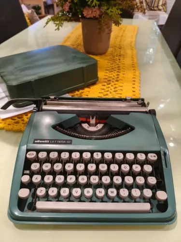 Máquina de escrever Olivetti Lettera 82 