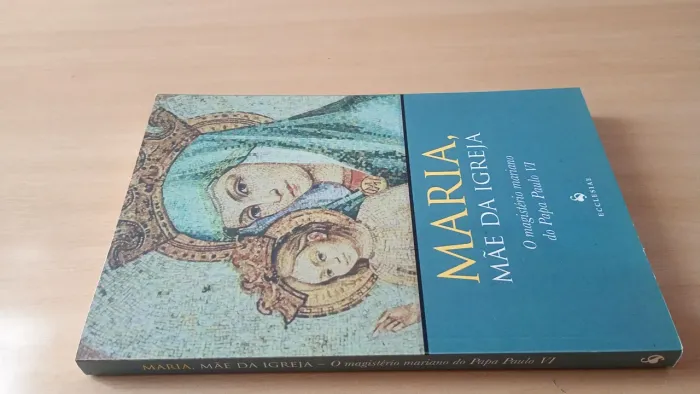 Mês de Maria: Livro Maria, Mãe da Igreja + Terço Madeira