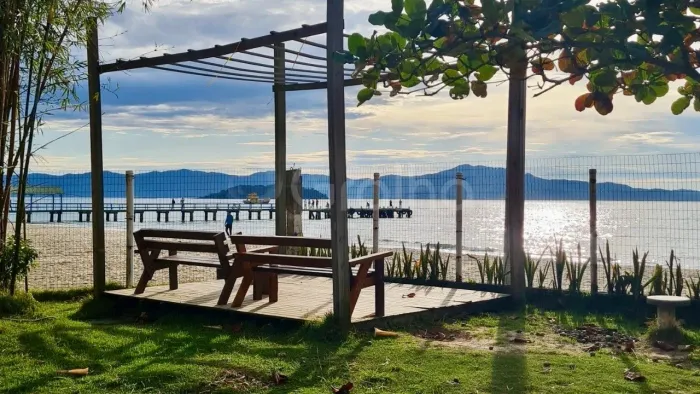 Terreno com 5.382m² no bairro Canasvieiras, Florianópolis.