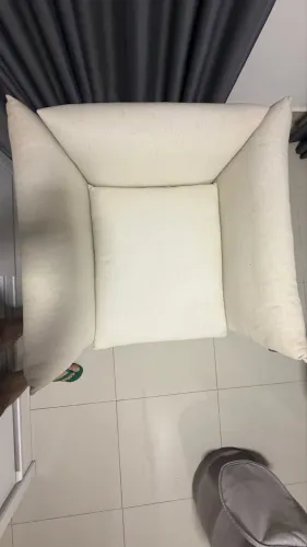 Poltrona Capobianco em linho com madeiras aparentes.