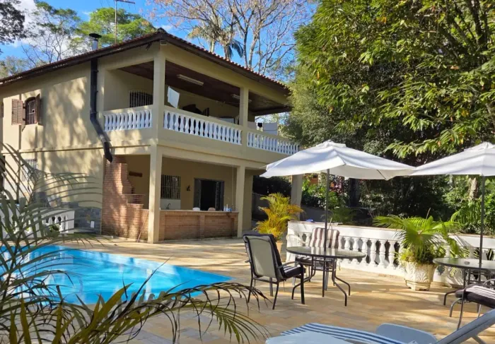 Chácara 2500m com 4 quartos e piscina