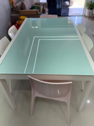 Vendo mesa de 06 lugares em mandeira maciça com cadeiras da Tok Stok