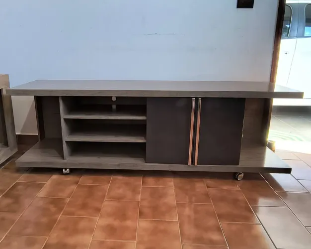 Vendo Rack Em Madeira de boa qualidade e rodinhas ,ótimo espaço para TVs grandes 350,00