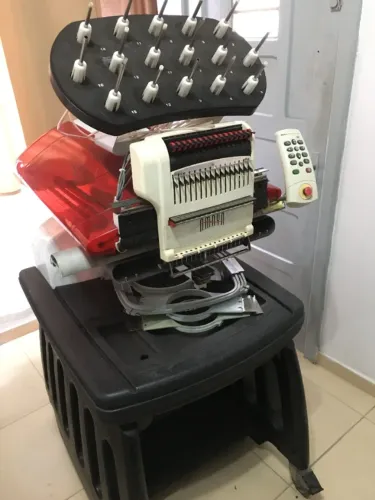 Máquina de bordado Melco Amaya com defeito