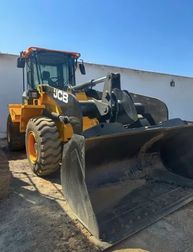 Pá Carregadeira JCB 422 ano 2023 com 1.500 horas e ar condicionado, em SP 