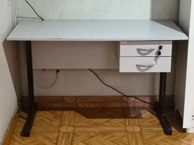 Mesa de escritório semi nova em perfeito estado.