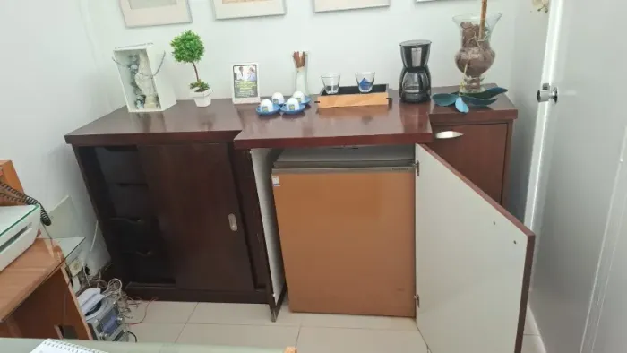 ARMÁRIO MARROM COM GAVETAS INTERNAS E LOCAL PARA FRIGOBAR