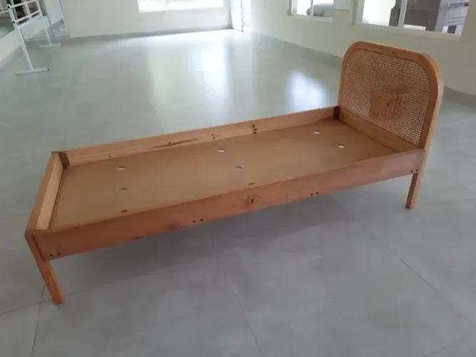 CAMA DE SOLTEIRO COM CABECEIRA EM ARCO DE PALHA SEXTAVADA (S/ COLCHÃO)