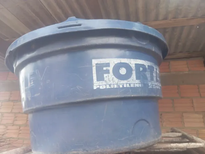 Vendo uma caixa d'água de 250 litros 