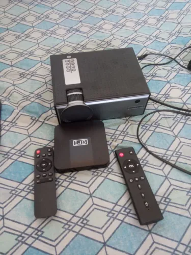 Vende projetor e box TV