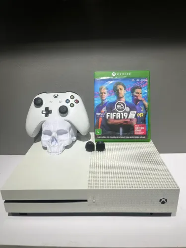 Xbox one S com controle original,suporte pra controle e FIFA 19