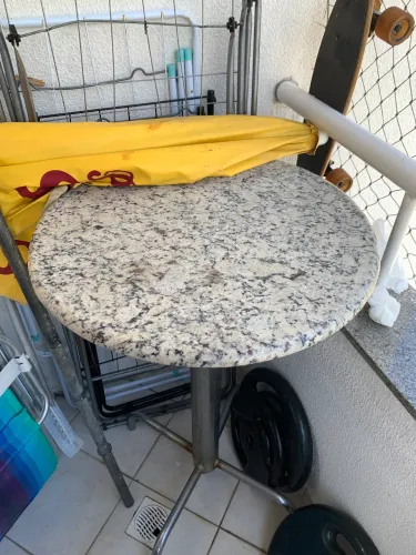 Mesa redonda de marmore e metal 