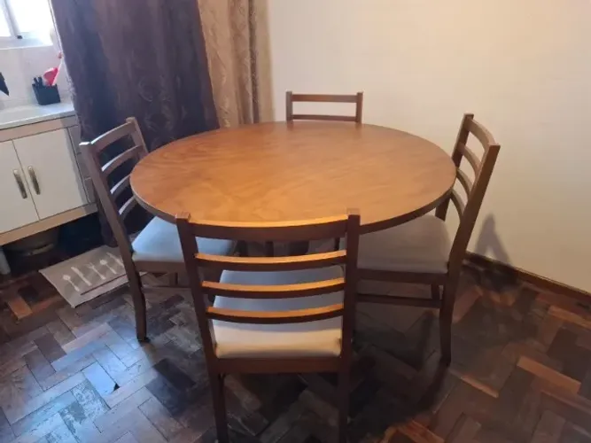 Mesa de Jantar Redonda de MADEIRA com 4 cadeiras inclusas,