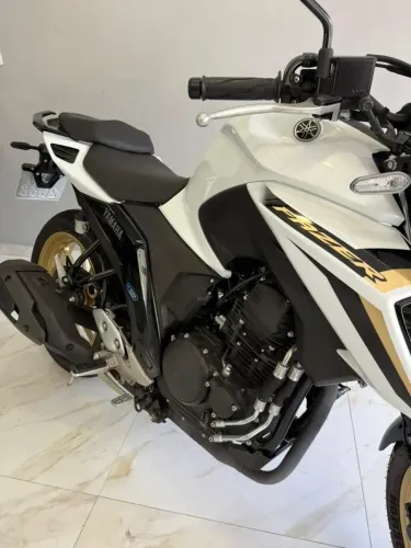 Moto branca fazer 250 2025