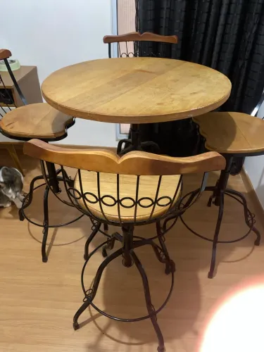 Mesa de madeira com 4 banquetas