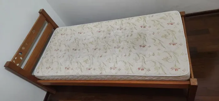 Cama de solteiro usada, em madeira maciça de cerejeira, com colchão, ambos bem conservados