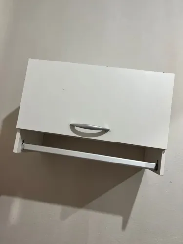 Armário multiuso com arara