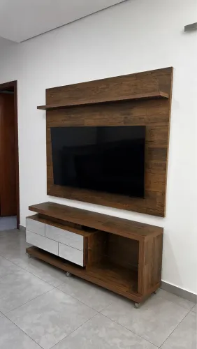 Painel com Rack em MDF com rodinhas, espelho e led