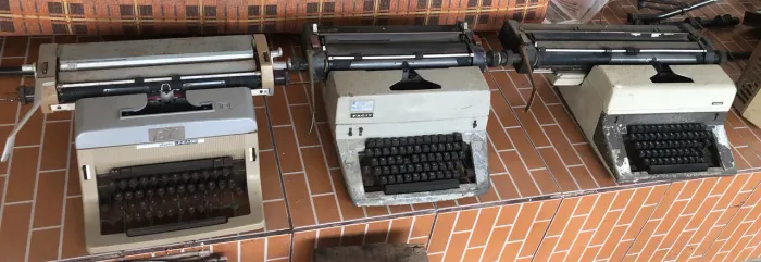 Lote 3 Máquinas de Escrever Antigas (Olivetti e Facit) - Para Revisão / Decoração