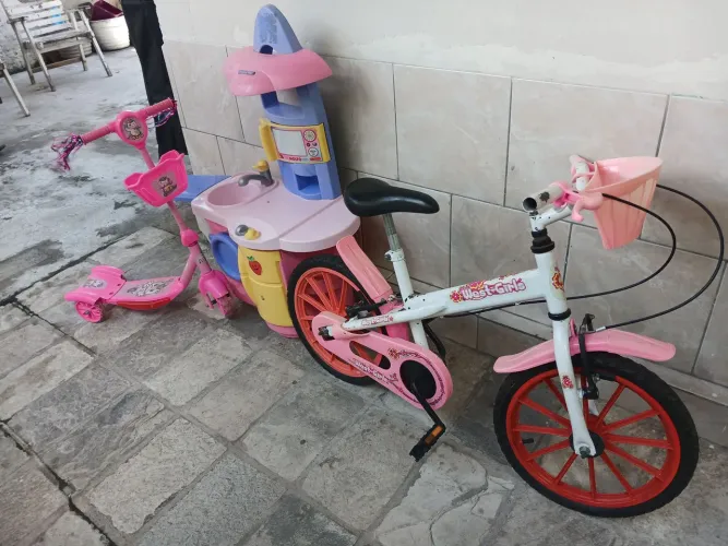 Vende bicicleta, patinete e cozinha menina rosa ?