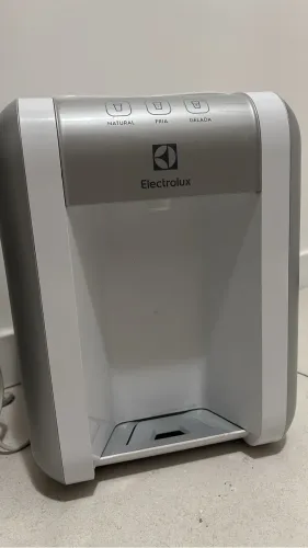 Purificador de água com defeito